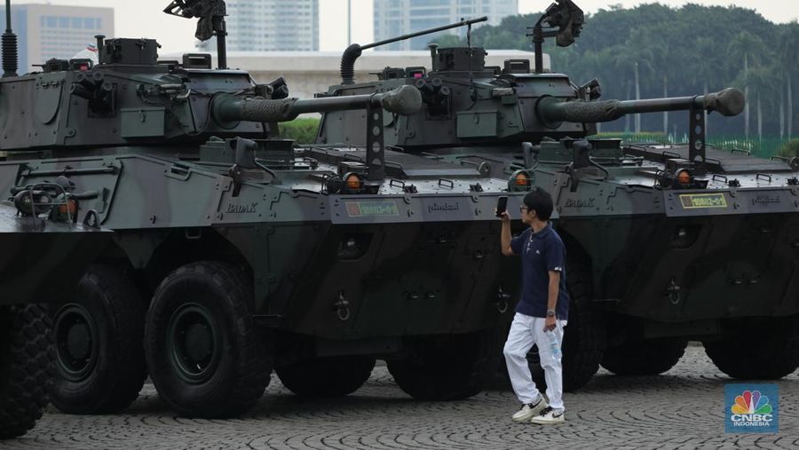 Jelang HUT ke 80, Alutsista Tiga Matra Terpakir di Kawasan Monas. (CNBC Indonesia/Tri Susilo)