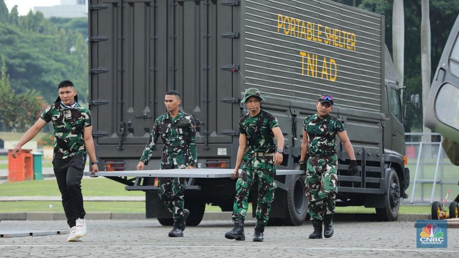 Jelang HUT ke 80, Alutsista Tiga Matra Terpakir di Kawasan Monas. (CNBC Indonesia/Tri Susilo)