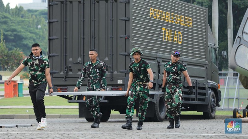 Jelang HUT ke 80, Alutsista Tiga Matra Terpakir di Kawasan Monas. (CNBC Indonesia/Tri Susilo)