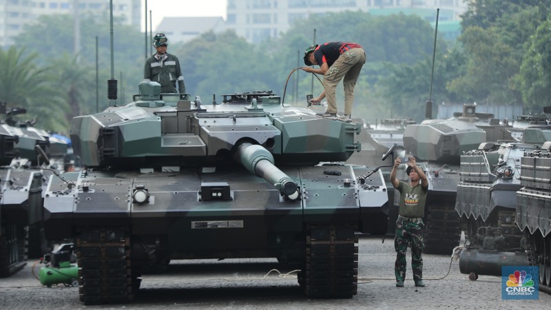 Jelang HUT ke 80, Alutsista Tiga Matra Terpakir di Kawasan Monas. (CNBC Indonesia/Tri Susilo)