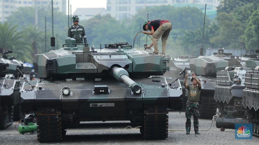 Jelang HUT ke 80, Alutsista Tiga Matra Terpakir di Kawasan Monas. (CNBC Indonesia/Tri Susilo)