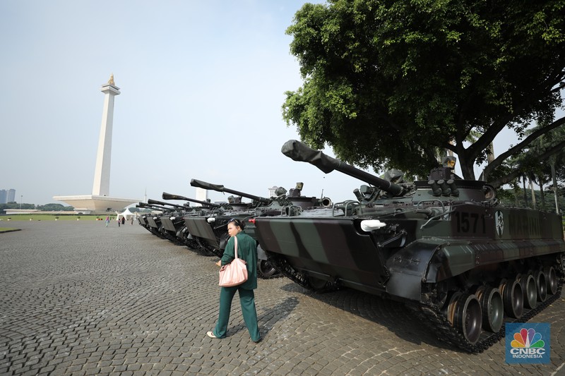 Jelang HUT ke 80, Alutsista Tiga Matra Terpakir di Kawasan Monas. (CNBC Indonesia/Tri Susilo)