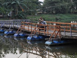 Jembatan Apung Ini Jadi Penyelamat Akses Antar Desa