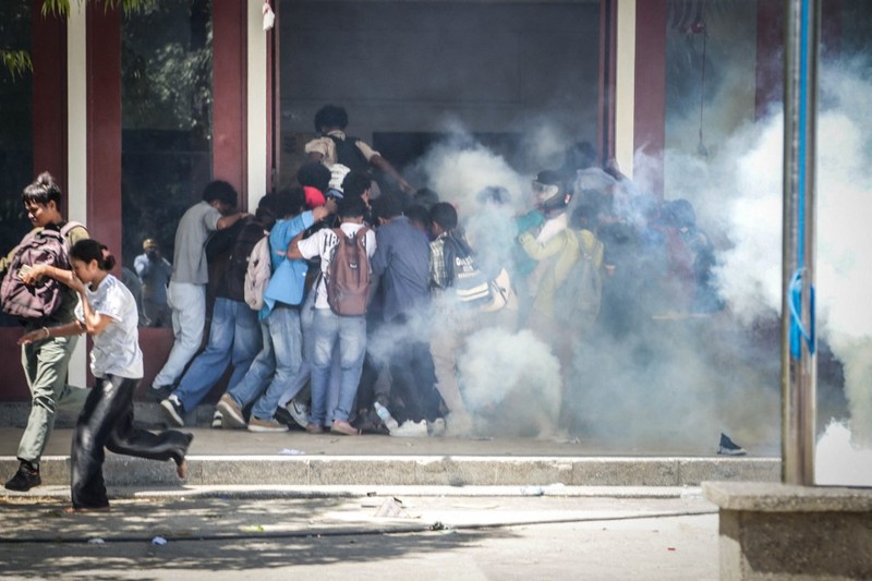 Mahasiswa dari sejumlah universitas memprotes rencana parlemen untuk membeli 65 SUV untuk anggota parlemen di Universitas Nasional Timor Leste (UNTL) di Dili pada 15 September 2025. Mahasiswa dari sejumlah universitas memprotes rencana parlemen untuk membeli 65 SUV untuk anggota parlemen di Universitas Nasional Timor Leste (UNTL) di Dili pada 15 September 2025. (Photo by VALENTINO DARIELL DE SOUSA / AFP)