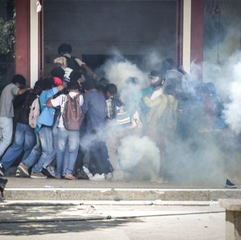 Potret Demo Tetangga RI Rusuh Gara-Gara DPR Beli Mobil Dinas Baru