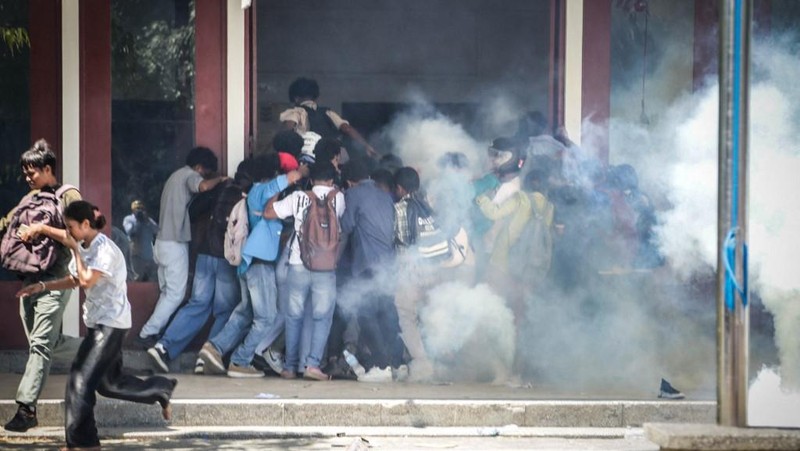 Mahasiswa dari sejumlah universitas memprotes rencana parlemen untuk membeli 65 SUV untuk anggota parlemen di Universitas Nasional Timor Leste (UNTL) di Dili pada 15 September 2025. (Photo by VALENTINO DARIELL DE SOUSA / AFP)