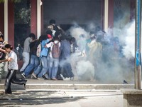 Potret Demo Tetangga RI Rusuh Gara-Gara DPR Beli Mobil Dinas Baru