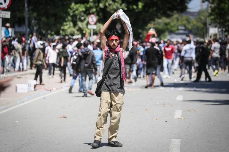 Mahasiswa dari sejumlah universitas memprotes rencana parlemen untuk membeli 65 SUV untuk anggota parlemen di Universitas Nasional Timor Leste (UNTL) di Dili pada 15 September 2025. (Photo by VALENTINO DARIELL DE SOUSA / AFP)