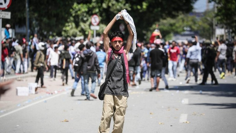 Mahasiswa dari sejumlah universitas memprotes rencana parlemen untuk membeli 65 SUV untuk anggota parlemen di Universitas Nasional Timor Leste (UNTL) di Dili pada 15 September 2025. (Photo by VALENTINO DARIELL DE SOUSA / AFP)