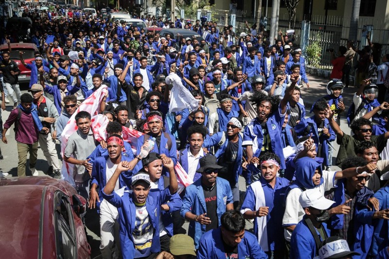 Mahasiswa dari sejumlah universitas memprotes rencana parlemen untuk membeli 65 SUV untuk anggota parlemen di Universitas Nasional Timor Leste (UNTL) di Dili pada 15 September 2025. (Photo by VALENTINO DARIELL DE SOUSA / AFP)