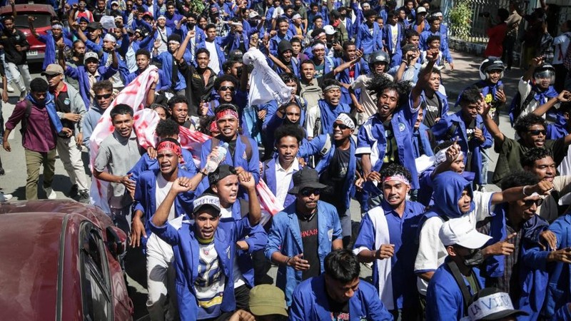 Mahasiswa dari sejumlah universitas memprotes rencana parlemen untuk membeli 65 SUV untuk anggota parlemen di Universitas Nasional Timor Leste (UNTL) di Dili pada 15 September 2025. (Photo by VALENTINO DARIELL DE SOUSA / AFP)