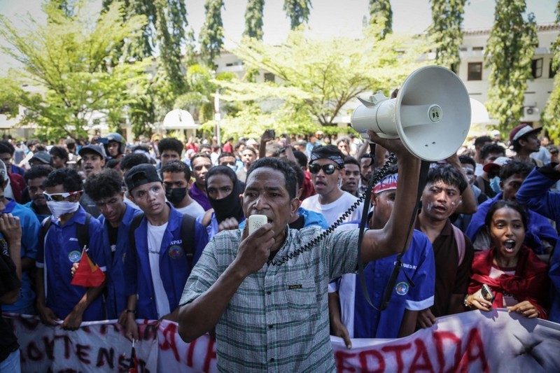 Mahasiswa dari sejumlah universitas memprotes rencana parlemen untuk membeli 65 SUV untuk anggota parlemen di Universitas Nasional Timor Leste (UNTL) di Dili pada 15 September 2025. (Photo by VALENTINO DARIELL DE SOUSA / AFP)