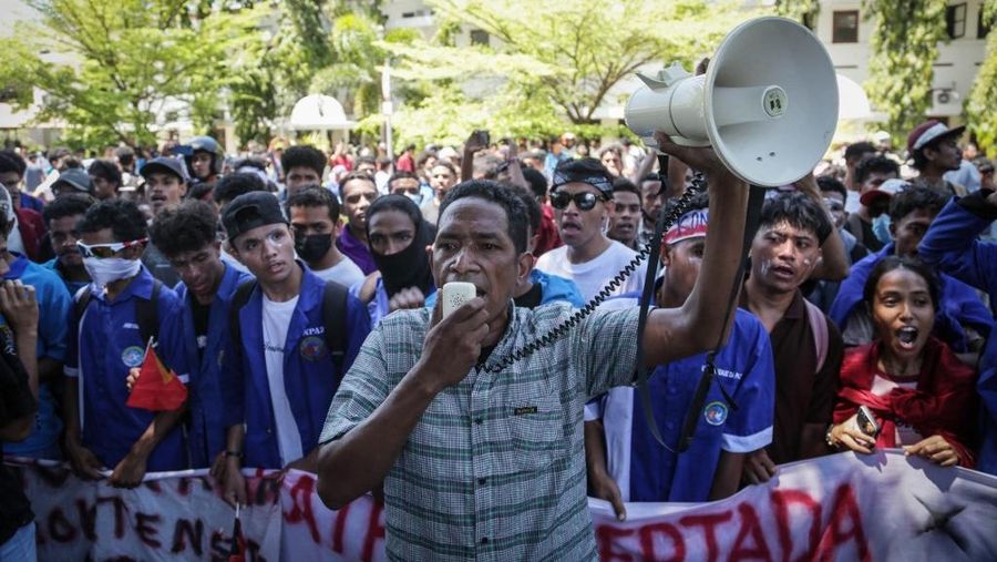 Mahasiswa dari sejumlah universitas memprotes rencana parlemen untuk membeli 65 SUV untuk anggota parlemen di Universitas Nasional Timor Leste (UNTL) di Dili pada 15 September 2025. (Photo by VALENTINO DARIELL DE SOUSA / AFP)