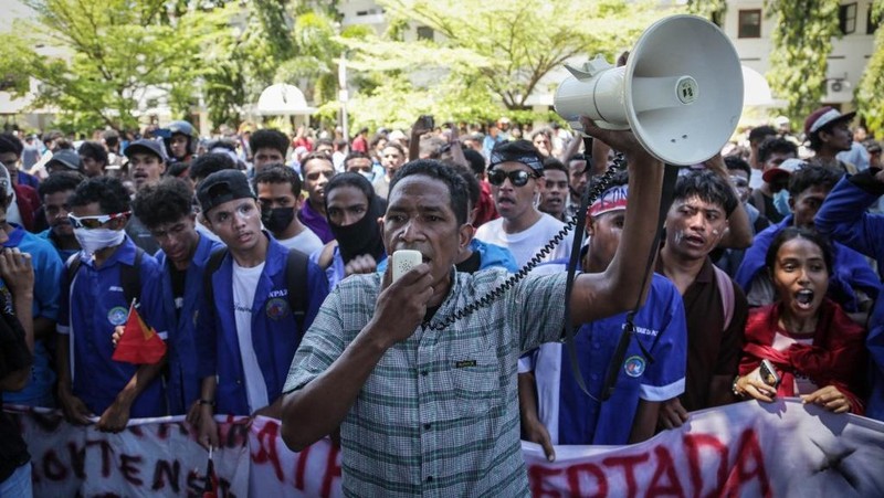 Mahasiswa dari sejumlah universitas memprotes rencana parlemen untuk membeli 65 SUV untuk anggota parlemen di Universitas Nasional Timor Leste (UNTL) di Dili pada 15 September 2025. (Photo by VALENTINO DARIELL DE SOUSA / AFP)