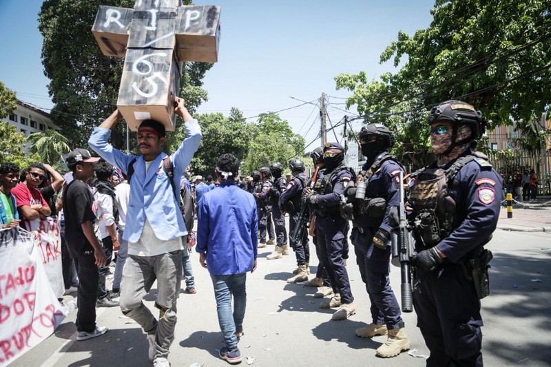 Mahasiswa dari sejumlah universitas memprotes rencana parlemen untuk membeli 65 SUV untuk anggota parlemen di Universitas Nasional Timor Leste (UNTL) di Dili pada 15 September 2025. Mahasiswa dari sejumlah universitas memprotes rencana parlemen untuk membeli 65 SUV untuk anggota parlemen di Universitas Nasional Timor Leste (UNTL) di Dili pada 15 September 2025. (Photo by VALENTINO DARIELL DE SOUSA / AFP)