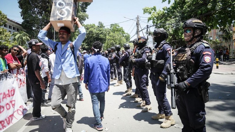 Mahasiswa dari sejumlah universitas memprotes rencana parlemen untuk membeli 65 SUV untuk anggota parlemen di Universitas Nasional Timor Leste (UNTL) di Dili pada 15 September 2025. (Photo by VALENTINO DARIELL DE SOUSA / AFP)