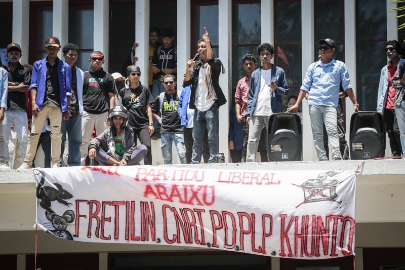 Mahasiswa dari sejumlah universitas memprotes rencana parlemen untuk membeli 65 SUV untuk anggota parlemen di Universitas Nasional Timor Leste (UNTL) di Dili pada 15 September 2025. Mahasiswa dari sejumlah universitas memprotes rencana parlemen untuk membeli 65 SUV untuk anggota parlemen di Universitas Nasional Timor Leste (UNTL) di Dili pada 15 September 2025. (Photo by VALENTINO DARIELL DE SOUSA / AFP)