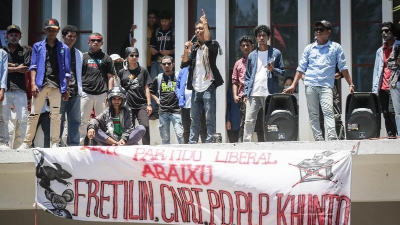 Mahasiswa dari sejumlah universitas memprotes rencana parlemen untuk membeli 65 SUV untuk anggota parlemen di Universitas Nasional Timor Leste (UNTL) di Dili pada 15 September 2025. (Photo by VALENTINO DARIELL DE SOUSA / AFP)