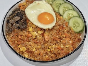Resep Nasi Goreng Salmon Krispi Buat Menu Sarapan Spesial