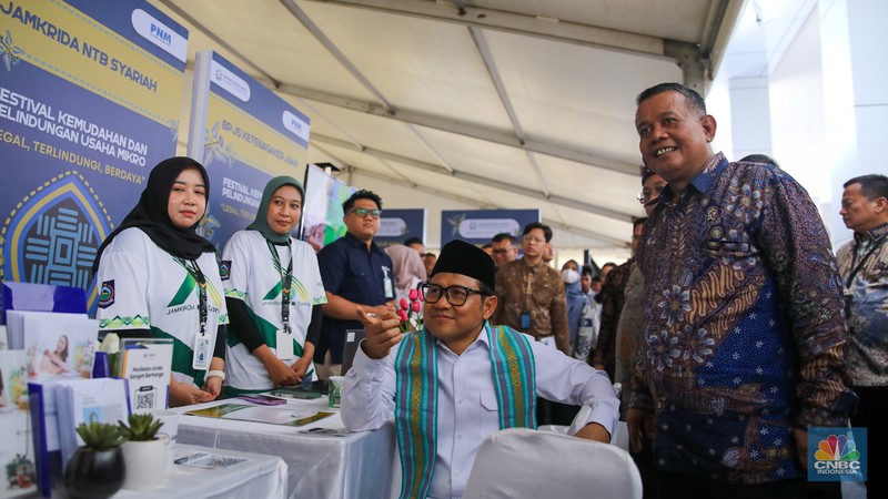 Menteri Koordinator Bidang Pemberdayaan Masyarakat (Menko PM) Muhaimin Iskandar (kanan) dan Wakil Menteri UMKM Helvi Moraza (kedua kanan) saat membuka acara Festival Kemudahan dan Perlindungan Usaha Mikro di GOR Tambora Politeknik Pariwisata Lombok, Kab. Lombok Tengah, Nusa Tenggara Barat, Selasa (16/9/2025). (CNBC Indonesia/Faisal Rahman) Menteri Koordinator Bidang Pemberdayaan Masyarakat (Menko PM) Muhaimin Iskandar (kanan) dan Wakil Menteri UMKM Helvi Moraza (kedua kanan) saat membuka acara Festival Kemudahan dan Perlindungan Usaha Mikro di GOR Tambora Politeknik Pariwisata Lombok, Kab. Lombok Tengah, Nusa Tenggara Barat, Selasa (16/9/2025). (CNBC Indonesia/Faisal Rahman)