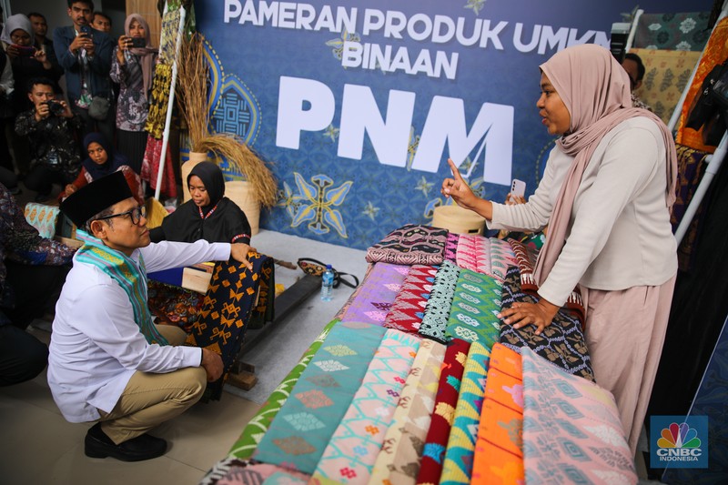 Menteri Koordinator Bidang Pemberdayaan Masyarakat (Menko PM) Muhaimin Iskandar (kanan) dan Wakil Menteri UMKM Helvi Moraza (kedua kanan) saat membuka acara Festival Kemudahan dan Perlindungan Usaha Mikro di GOR Tambora Politeknik Pariwisata Lombok, Kab. Lombok Tengah, Nusa Tenggara Barat, Selasa (16/9/2025). (CNBC Indonesia/Faisal Rahman) Menteri Koordinator Bidang Pemberdayaan Masyarakat (Menko PM) Muhaimin Iskandar (kanan) dan Wakil Menteri UMKM Helvi Moraza (kedua kanan) saat membuka acara Festival Kemudahan dan Perlindungan Usaha Mikro di GOR Tambora Politeknik Pariwisata Lombok, Kab. Lombok Tengah, Nusa Tenggara Barat, Selasa (16/9/2025). (CNBC Indonesia/Faisal Rahman)
