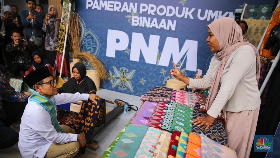 Menteri Koordinator Bidang Pemberdayaan Masyarakat (Menko PM) Muhaimin Iskandar (kanan) dan Wakil Menteri UMKM Helvi Moraza (kedua kanan) saat membuka acara Festival Kemudahan dan Perlindungan Usaha Mikro di GOR Tambora Politeknik Pariwisata Lombok, Kab. Lombok Tengah, Nusa Tenggara Barat, Selasa (16/9/2025).  (CNBC Indonesia/Faisal Rahman)