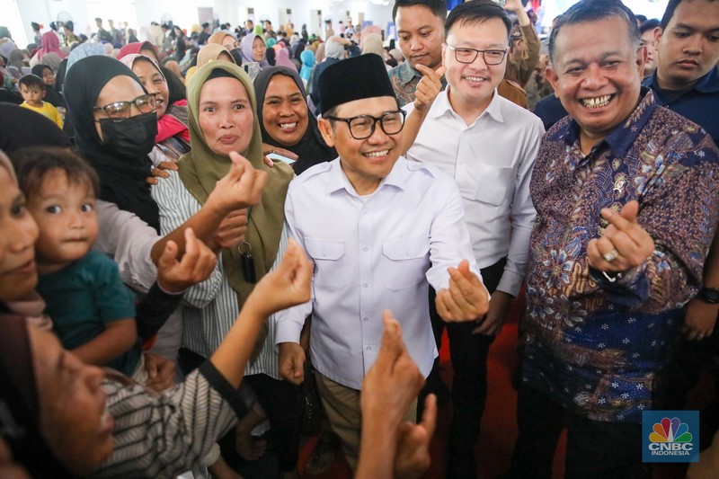 Menteri Koordinator Bidang Pemberdayaan Masyarakat (Menko PM) Muhaimin Iskandar (kanan) dan Wakil Menteri UMKM Helvi Moraza (kedua kanan) saat membuka acara Festival Kemudahan dan Perlindungan Usaha Mikro di GOR Tambora Politeknik Pariwisata Lombok, Kab. Lombok Tengah, Nusa Tenggara Barat, Selasa (16/9/2025). (CNBC Indonesia/Faisal Rahman) Menteri Koordinator Bidang Pemberdayaan Masyarakat (Menko PM) Muhaimin Iskandar (kanan) dan Wakil Menteri UMKM Helvi Moraza (kedua kanan) saat membuka acara Festival Kemudahan dan Perlindungan Usaha Mikro di GOR Tambora Politeknik Pariwisata Lombok, Kab. Lombok Tengah, Nusa Tenggara Barat, Selasa (16/9/2025). (CNBC Indonesia/Faisal Rahman)