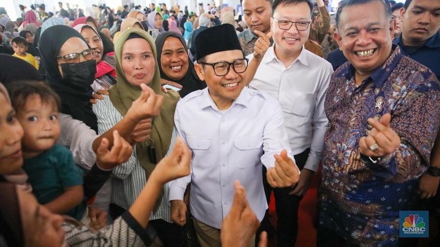 Menteri Koordinator Bidang Pemberdayaan Masyarakat (Menko PM) Muhaimin Iskandar (kanan) dan Wakil Menteri UMKM Helvi Moraza (kedua kanan) saat membuka acara Festival Kemudahan dan Perlindungan Usaha Mikro di GOR Tambora Politeknik Pariwisata Lombok, Kab. Lombok Tengah, Nusa Tenggara Barat, Selasa (16/9/2025).  (CNBC Indonesia/Faisal Rahman)