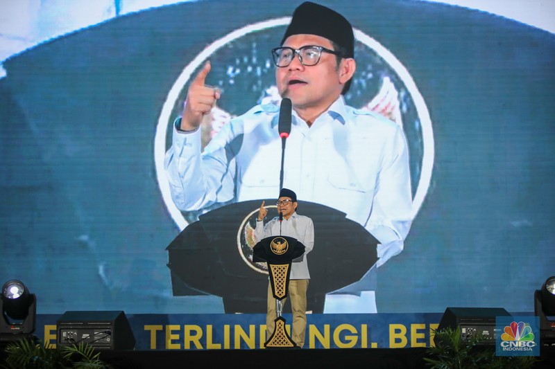 Menteri Koordinator Bidang Pemberdayaan Masyarakat (Menko PM) Muhaimin Iskandar (kanan) dan Wakil Menteri UMKM Helvi Moraza (kedua kanan) saat membuka acara Festival Kemudahan dan Perlindungan Usaha Mikro di GOR Tambora Politeknik Pariwisata Lombok, Kab. Lombok Tengah, Nusa Tenggara Barat, Selasa (16/9/2025).  (CNBC Indonesia/Faisal Rahman)