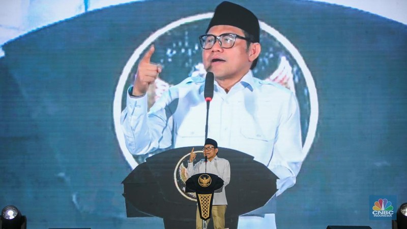 Menteri Koordinator Bidang Pemberdayaan Masyarakat (Menko PM) Muhaimin Iskandar (kanan) dan Wakil Menteri UMKM Helvi Moraza (kedua kanan) saat membuka acara Festival Kemudahan dan Perlindungan Usaha Mikro di GOR Tambora Politeknik Pariwisata Lombok, Kab. Lombok Tengah, Nusa Tenggara Barat, Selasa (16/9/2025).  (CNBC Indonesia/Faisal Rahman)