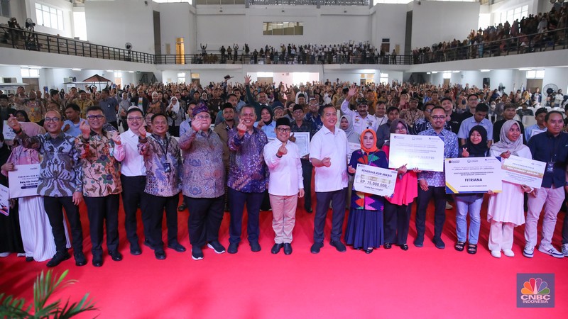 Menteri Koordinator Bidang Pemberdayaan Masyarakat (Menko PM) Muhaimin Iskandar (kanan) dan Wakil Menteri UMKM Helvi Moraza (kedua kanan) saat membuka acara Festival Kemudahan dan Perlindungan Usaha Mikro di GOR Tambora Politeknik Pariwisata Lombok, Kab. Lombok Tengah, Nusa Tenggara Barat, Selasa (16/9/2025).  (CNBC Indonesia/Faisal Rahman)