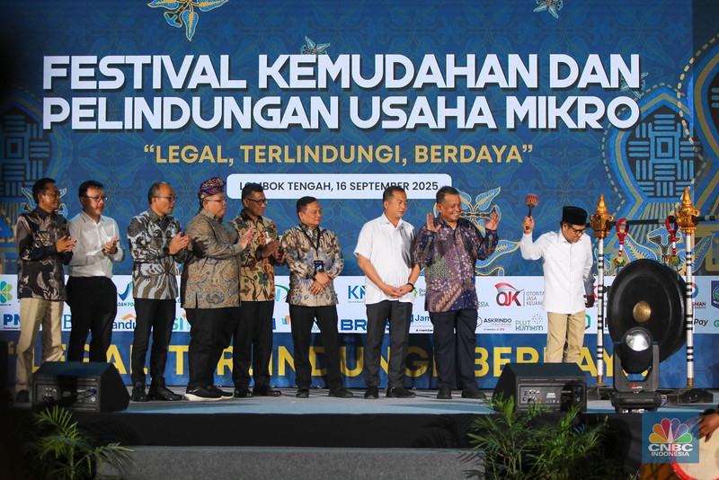 Menteri Koordinator Bidang Pemberdayaan Masyarakat (Menko PM) Muhaimin Iskandar (kanan) dan Wakil Menteri UMKM Helvi Moraza (kedua kanan) saat membuka acara Festival Kemudahan dan Perlindungan Usaha Mikro di GOR Tambora Politeknik Pariwisata Lombok, Kab. Lombok Tengah, Nusa Tenggara Barat, Selasa (16/9/2025).  (CNBC Indonesia/Faisal Rahman)