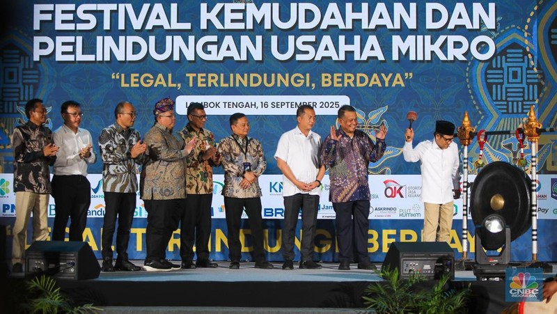 Menteri Koordinator Bidang Pemberdayaan Masyarakat (Menko PM) Muhaimin Iskandar (kanan) dan Wakil Menteri UMKM Helvi Moraza (kedua kanan) saat membuka acara Festival Kemudahan dan Perlindungan Usaha Mikro di GOR Tambora Politeknik Pariwisata Lombok, Kab. Lombok Tengah, Nusa Tenggara Barat, Selasa (16/9/2025).  (CNBC Indonesia/Faisal Rahman)