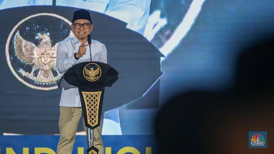 Menteri Koordinator Bidang Pemberdayaan Masyarakat (Menko PM) Muhaimin Iskandar menyampaikan arahan saat menghadiri acara Festival Kemudahan dan Perlindungan Usaha Mikro di GOR Tambora Politeknik Pariwisata, Kab. Lombok Tengah, Nusa Tenggara Barat (NTB), Selasa (16/9/2025). (CNBC Indonesia/Faisal Rahman)