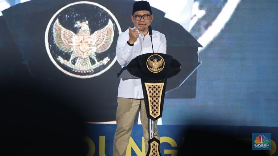 Menteri Koordinator Bidang Pemberdayaan Masyarakat (Menko PM) Muhaimin Iskandar menyampaikan arahan saat menghadiri acara Festival Kemudahan dan Perlindungan Usaha Mikro di GOR Tambora Politeknik Pariwisata, Kab. Lombok Tengah, Nusa Tenggara Barat (NTB), Selasa (16/9/2025). (CNBC Indonesia/Faisal Rahman)