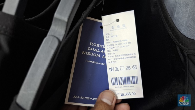 Sejumlah toko menjual pakaian impor yang didominasi produk asal China di Pasar Tanah Abang, Jakarta, Selasa (16/9/2025). Sejumlah toko menjual pakaian impor yang didominasi produk asal China di Pasar Tanah Abang, Jakarta, Selasa (16/9/2025). (CNBC Indonesia/Chandra Dwi Pranata)