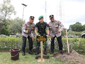 Perdana ke Polda Riau, Pangdam Tuanku Tambusai Tanam Pohon Bareng Kapolda