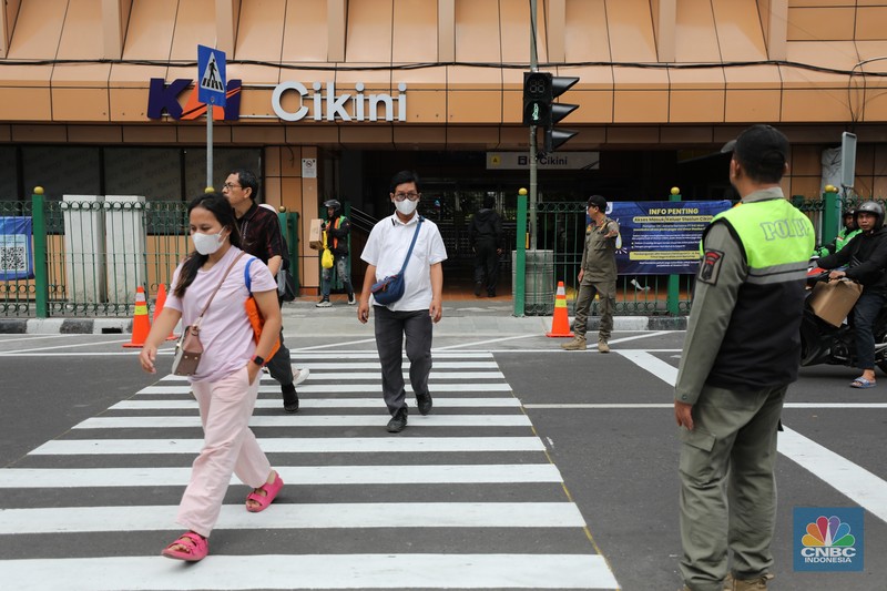 Pemerintah Provinsi (Pemprov) Jakarta berkolaborasi dengan PT KAI mulai melakukan uji coba pelican crossing di sisi timur Stasiun Cikini, Jakarta Pusat, Selasa (16/9/2025). (CNBC Indonesia/Tri Susilo)