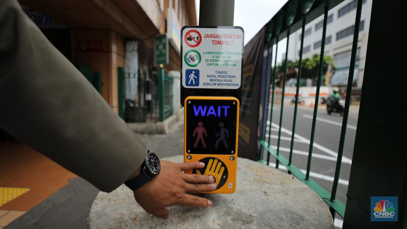Pemerintah Provinsi (Pemprov) Jakarta berkolaborasi dengan PT KAI mulai melakukan uji coba pelican crossing di sisi timur Stasiun Cikini, Jakarta Pusat, Selasa (16/9/2025). (CNBC Indonesia/Tri Susilo)