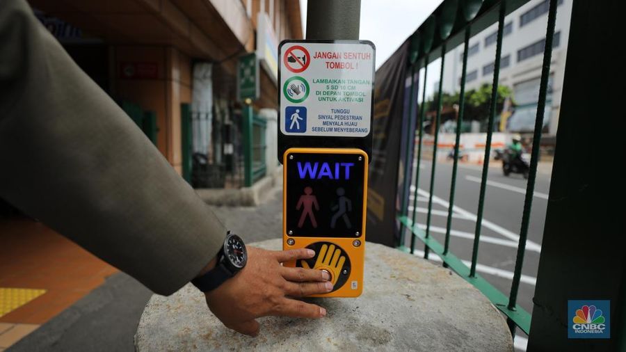 Pemerintah Provinsi (Pemprov) Jakarta berkolaborasi dengan PT KAI mulai melakukan uji coba pelican crossing di sisi timur Stasiun Cikini, Jakarta Pusat, Selasa (16/9/2025). Pemerintah Provinsi (Pemprov) Jakarta berkolaborasi dengan PT KAI mulai melakukan uji coba pelican crossing di sisi timur Stasiun Cikini, Jakarta Pusat, Selasa (16/9/2025). (CNBC Indonesia/Tri Susilo)