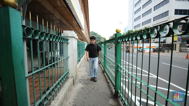 Pemerintah Provinsi (Pemprov) Jakarta berkolaborasi dengan PT KAI mulai melakukan uji coba pelican crossing di sisi timur Stasiun Cikini, Jakarta Pusat, Selasa (16/9/2025). Pemerintah Provinsi (Pemprov) Jakarta berkolaborasi dengan PT KAI mulai melakukan uji coba pelican crossing di sisi timur Stasiun Cikini, Jakarta Pusat, Selasa (16/9/2025). (CNBC Indonesia/Tri Susilo)