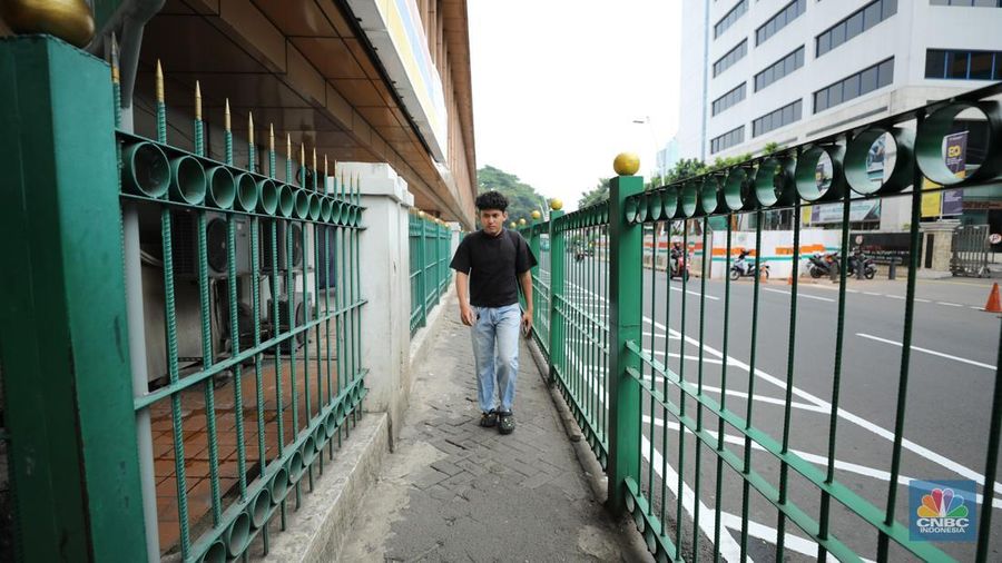 Pemerintah Provinsi (Pemprov) Jakarta berkolaborasi dengan PT KAI mulai melakukan uji coba pelican crossing di sisi timur Stasiun Cikini, Jakarta Pusat, Selasa (16/9/2025). (CNBC Indonesia/Tri Susilo)