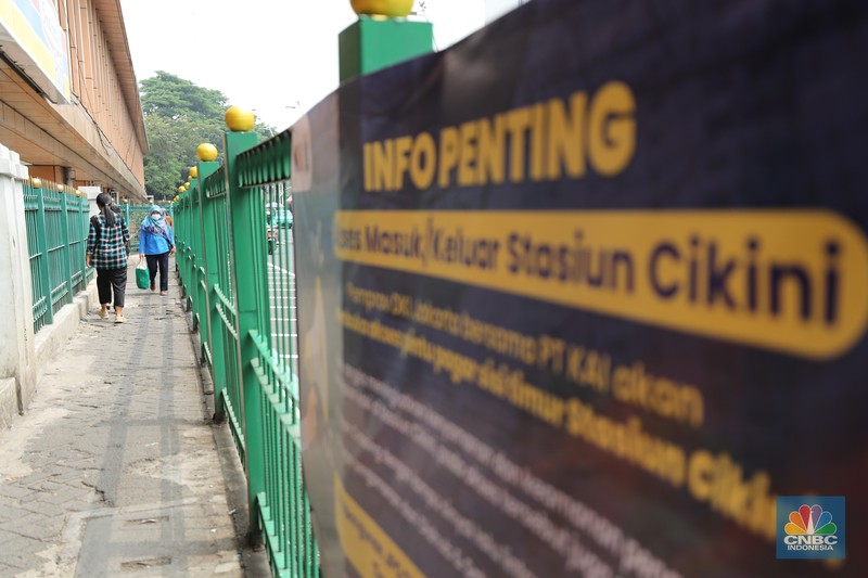 Pemerintah Provinsi (Pemprov) Jakarta berkolaborasi dengan PT KAI mulai melakukan uji coba pelican crossing di sisi timur Stasiun Cikini, Jakarta Pusat, Selasa (16/9/2025). (CNBC Indonesia/Tri Susilo)