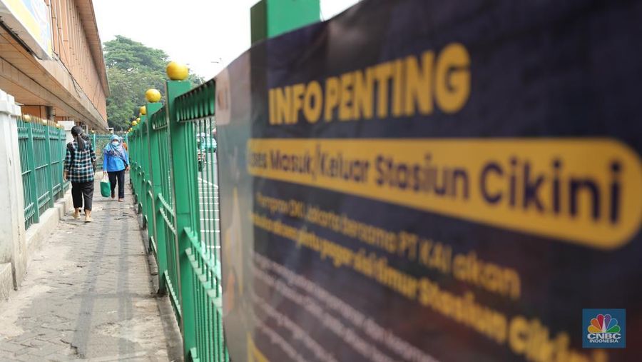 Pemerintah Provinsi (Pemprov) Jakarta berkolaborasi dengan PT KAI mulai melakukan uji coba pelican crossing di sisi timur Stasiun Cikini, Jakarta Pusat, Selasa (16/9/2025). Pemerintah Provinsi (Pemprov) Jakarta berkolaborasi dengan PT KAI mulai melakukan uji coba pelican crossing di sisi timur Stasiun Cikini, Jakarta Pusat, Selasa (16/9/2025). (CNBC Indonesia/Tri Susilo)