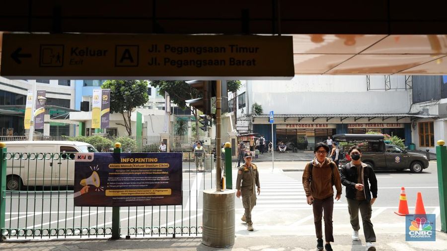 Pemerintah Provinsi (Pemprov) Jakarta berkolaborasi dengan PT KAI mulai melakukan uji coba pelican crossing di sisi timur Stasiun Cikini, Jakarta Pusat, Selasa (16/9/2025). (CNBC Indonesia/Tri Susilo)