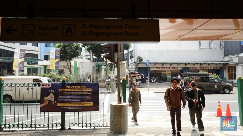 Pemerintah Provinsi (Pemprov) Jakarta berkolaborasi dengan PT KAI mulai melakukan uji coba pelican crossing di sisi timur Stasiun Cikini, Jakarta Pusat, Selasa (16/9/2025). (CNBC Indonesia/Tri Susilo)