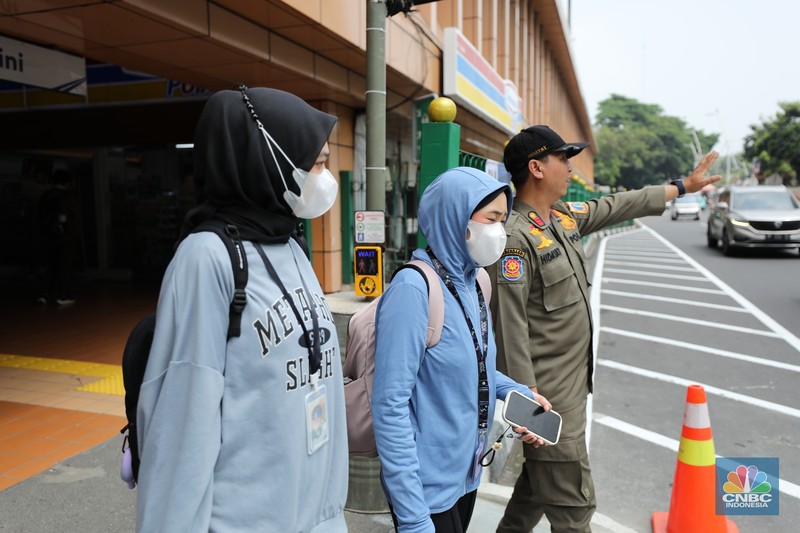 Pemerintah Provinsi (Pemprov) Jakarta berkolaborasi dengan PT KAI mulai melakukan uji coba pelican crossing di sisi timur Stasiun Cikini, Jakarta Pusat, Selasa (16/9/2025). (CNBC Indonesia/Tri Susilo)