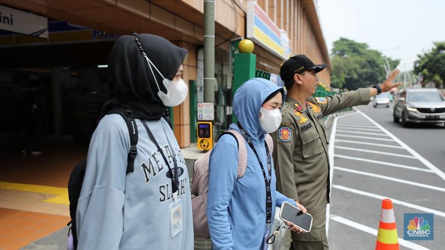 Pemerintah Provinsi (Pemprov) Jakarta berkolaborasi dengan PT KAI mulai melakukan uji coba pelican crossing di sisi timur Stasiun Cikini, Jakarta Pusat, Selasa (16/9/2025). (CNBC Indonesia/Tri Susilo)