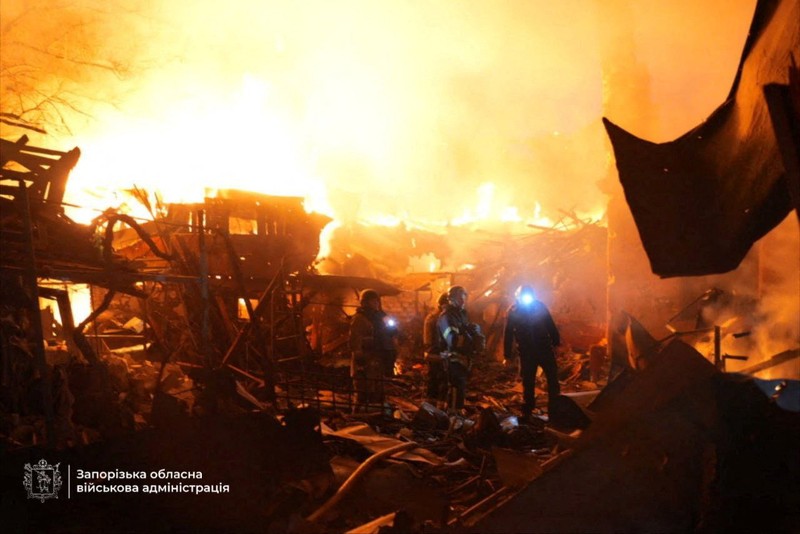 Petugas pemadam kebakaran bekerja di lokasi bangunan yang terkena serangan rudal Rusia, di tengah serangan Rusia terhadap Ukraina, di Zaporizhzhia, Ukraina, dalam gambar selebaran yang dirilis pada 16 September 2025. (Press service of the State Emergency Service of Ukraine in Zaporizhzhia region/Handout via REUTERS)
