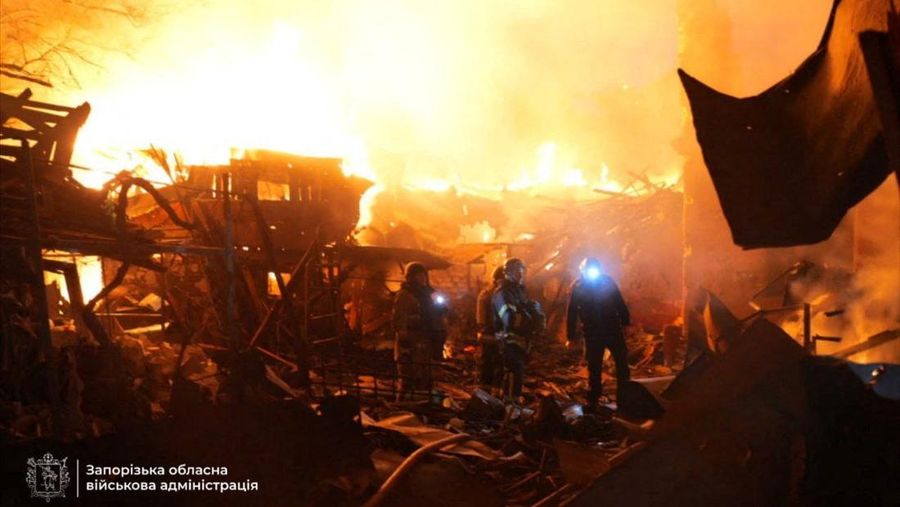 Petugas pemadam kebakaran bekerja di lokasi bangunan yang terkena serangan rudal Rusia, di tengah serangan Rusia terhadap Ukraina, di Zaporizhzhia, Ukraina, dalam gambar selebaran yang dirilis pada 16 September 2025. (Press service of the State Emergency Service of Ukraine in Zaporizhzhia region/Handout via REUTERS)